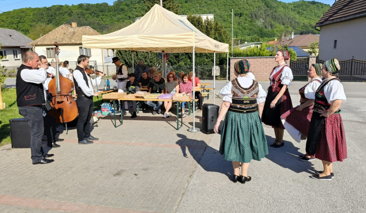 24. fotografia fotogalérie Kultúra / Stavanie mája na 1. mája