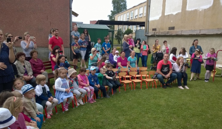 8. fotografia fotogalérie Oznamy OcÚ / Ukončenie školského roku 2015 v Materskej škole 