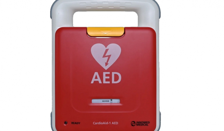1. fotografia fotogalérie Oznamy OcÚ / Automatický externý defibrilátor