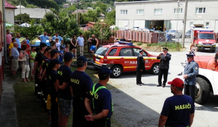 8. fotografia fotogalérie Hasičský zbor / Prevzatie hasičského auta