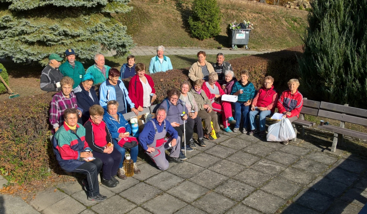 12. fotografia fotogalérie Jednota dôchodcov / Brigáda na upratovaní cintorínov