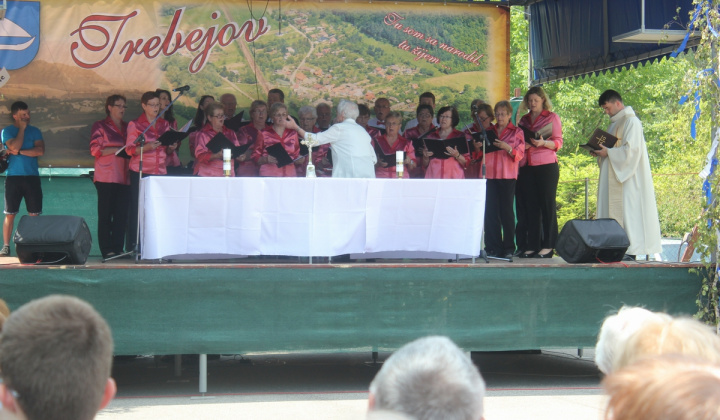 4. fotografia fotogalérie Cirkevné oznamy / Vystúpenie cirkevných zborov na dni obce Trebe