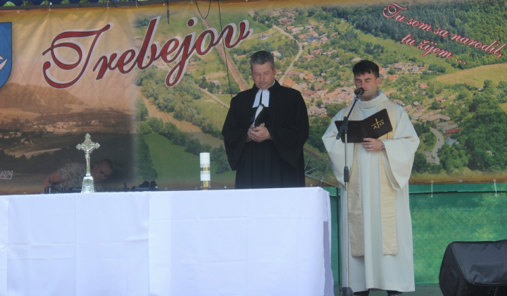 5. fotografia fotogalérie Cirkevné oznamy / Vystúpenie cirkevných zborov na dni obce Trebe