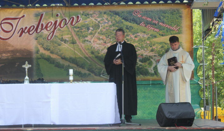 6. fotografia fotogalérie Cirkevné oznamy / Vystúpenie cirkevných zborov na dni obce Trebe
