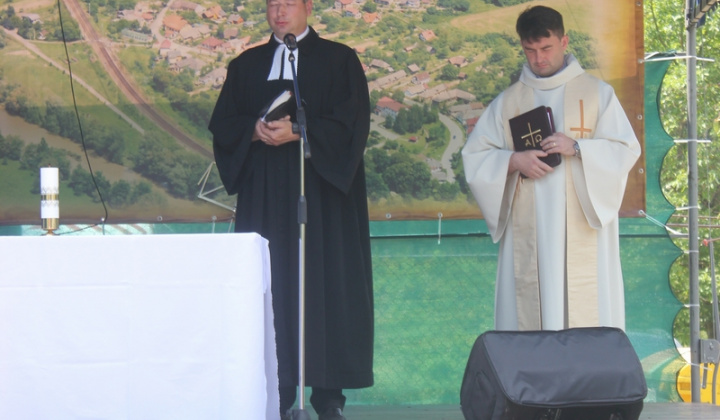 7. fotografia fotogalérie Cirkevné oznamy / Vystúpenie cirkevných zborov na dni obce Trebe