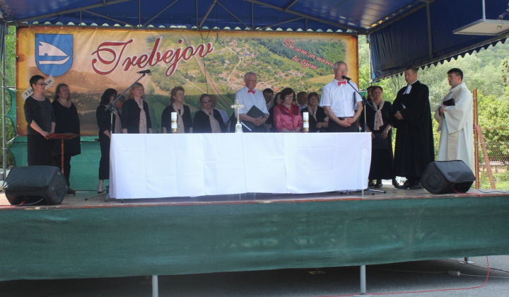 11. fotografia fotogalérie Cirkevné oznamy / Vystúpenie cirkevných zborov na dni obce Trebe