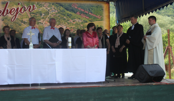 13. fotografia fotogalérie Cirkevné oznamy / Vystúpenie cirkevných zborov na dni obce Trebe