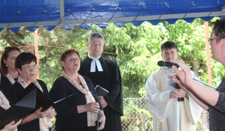 22. fotografia fotogalérie Cirkevné oznamy / Vystúpenie cirkevných zborov na dni obce Trebe