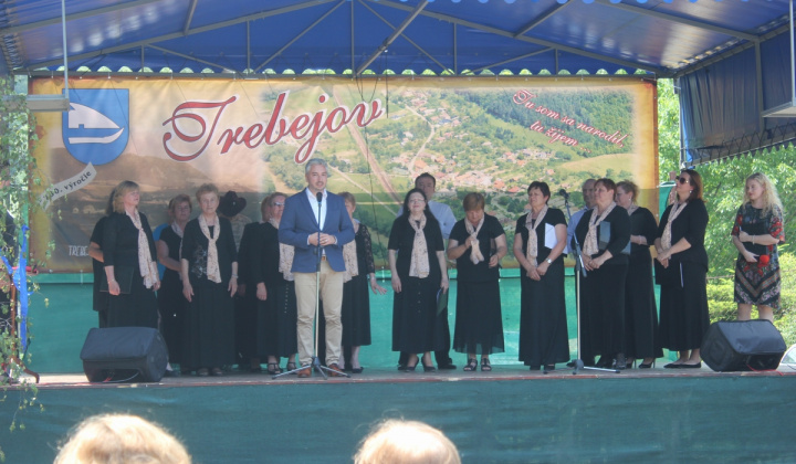 39. fotografia fotogalérie Cirkevné oznamy / Vystúpenie cirkevných zborov na dni obce Trebe