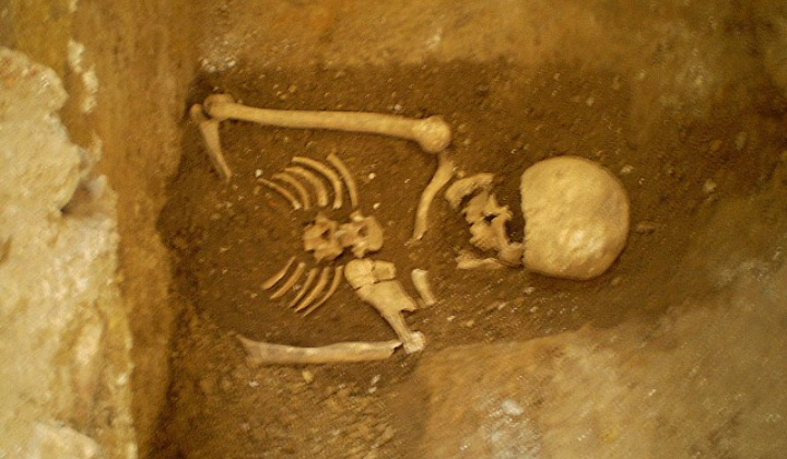 2. fotografia fotogalérie Výstava v priesotoroch starého kostolíka.