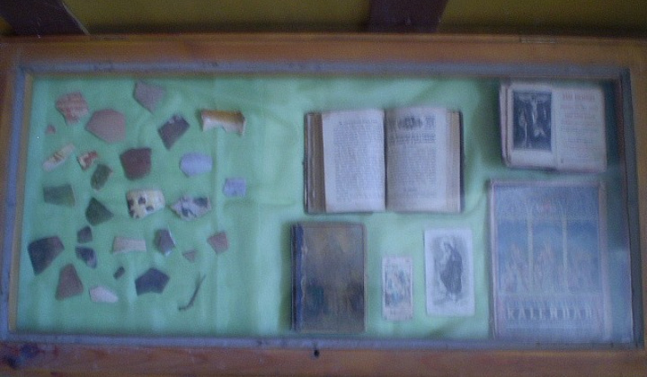 3. fotografia fotogalérie Výstava v priesotoroch starého kostolíka.