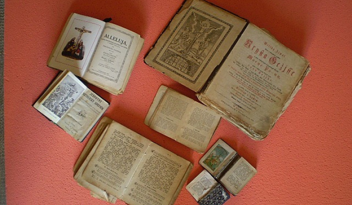 5. fotografia fotogalérie Výstava v priesotoroch starého kostolíka.