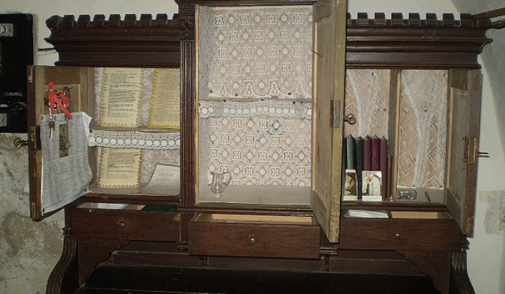 7. fotografia fotogalérie Výstava v priesotoroch starého kostolíka.