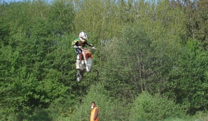 7. fotografia fotogalérie Róbert Horenský reprezentant obce v motokrose.