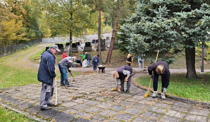 Fotka - Brigáda na cintoríne 16.10.2025
